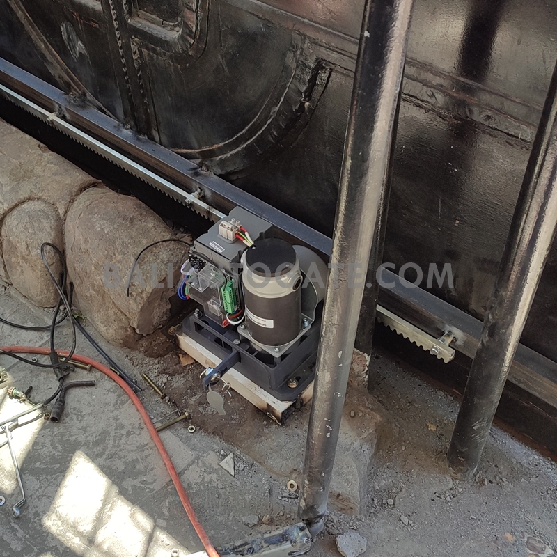 Pintu Otomatis dengan Access Control di Bali