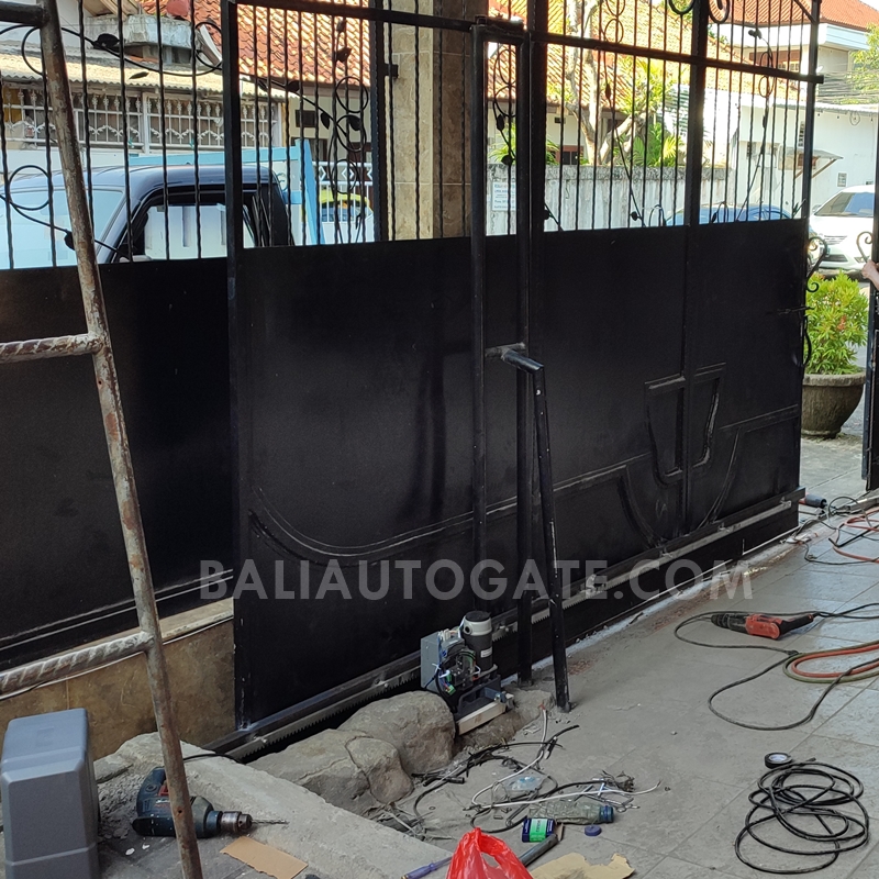 Pintu Otomatis dengan Access Control di Bali